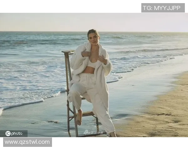 足球明星与女友海滩度假享受阳光沙滩浪漫时光引发众人瞩目